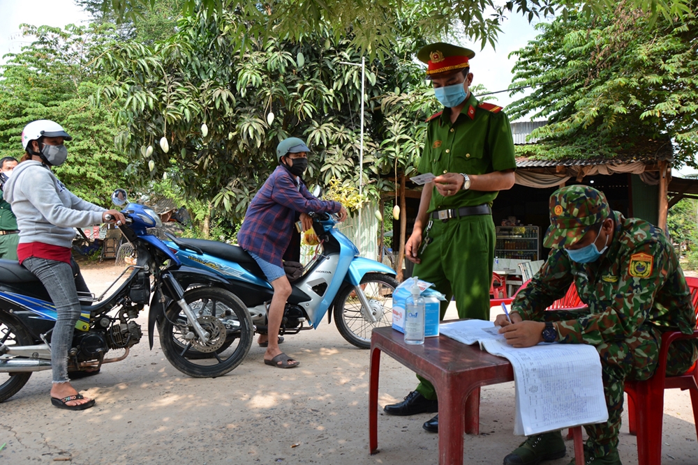 Người từ nơi khác đến khi ra vào khu vực biên giới đều phải thực hiện việc khai báo y tế.
